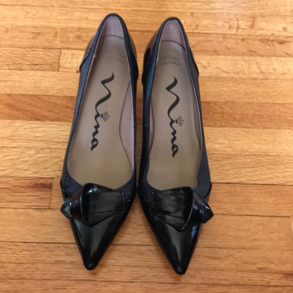 Kitten heel dress pump